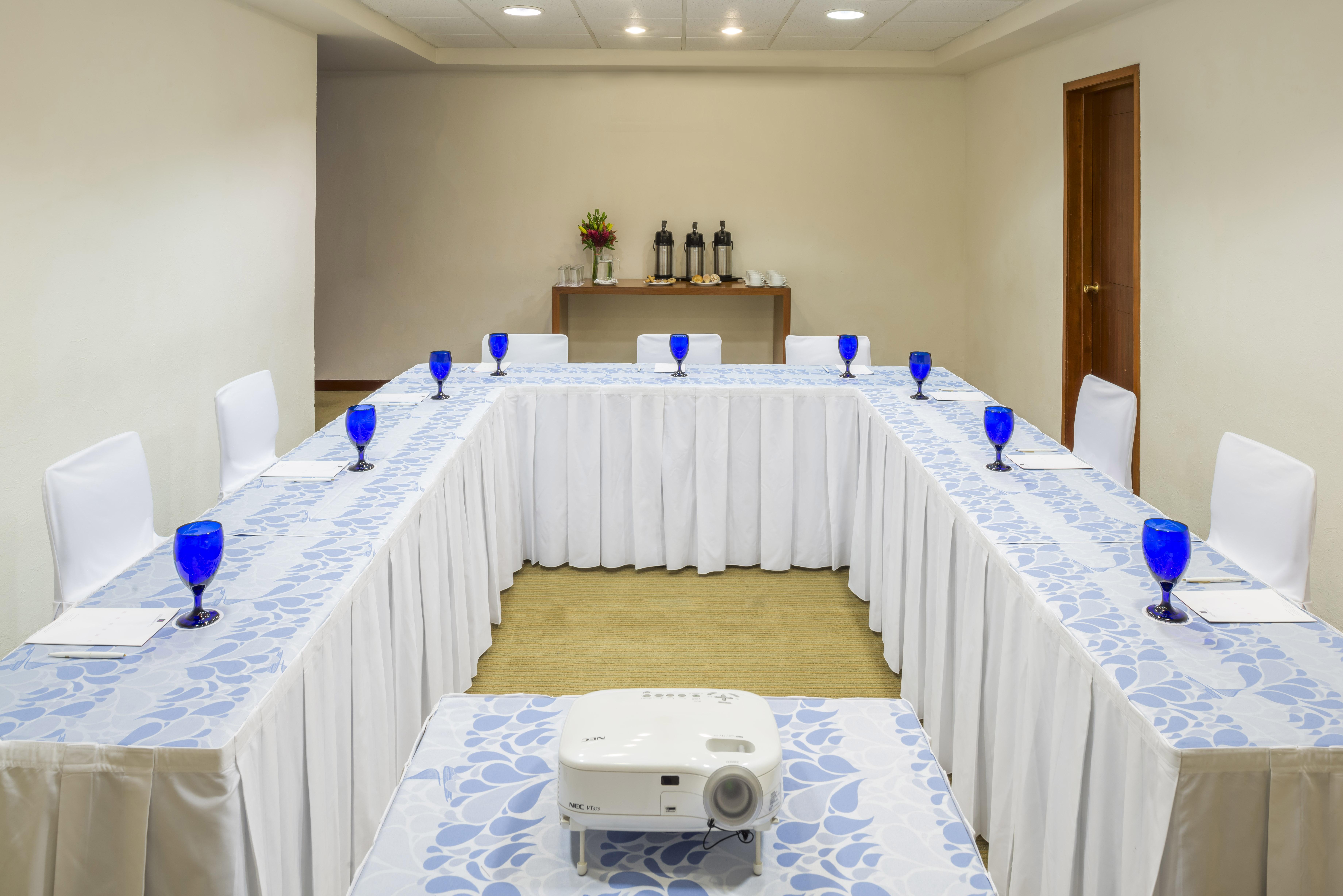 Camino Real Guadalajara Hotell Zapopan Eksteriør bilde A U-shaped table