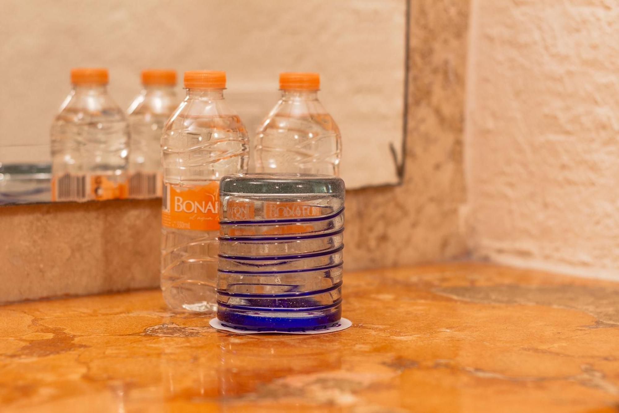 Camino Real Guadalajara Hotell Zapopan Eksteriør bilde Bottles of Evian